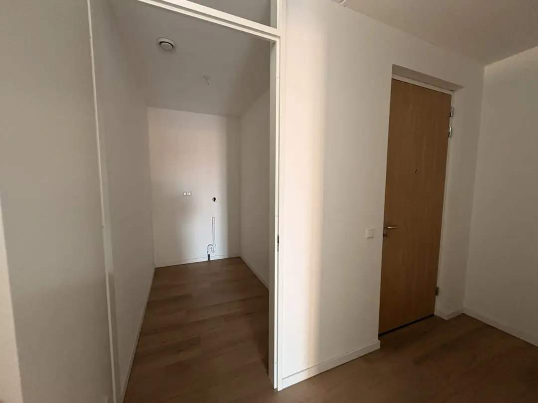 Image 2 of 6