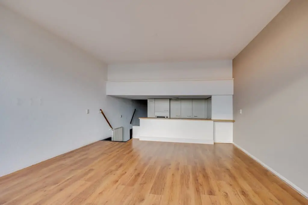 Image 4 of 6
