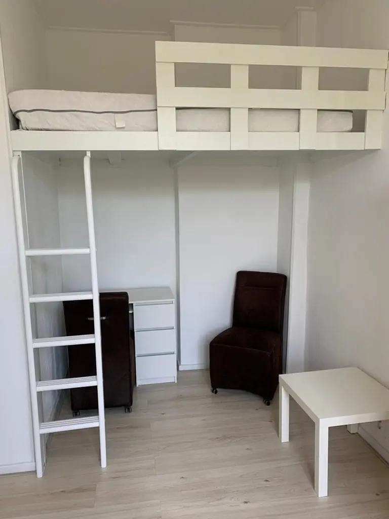 Image 2 of 8