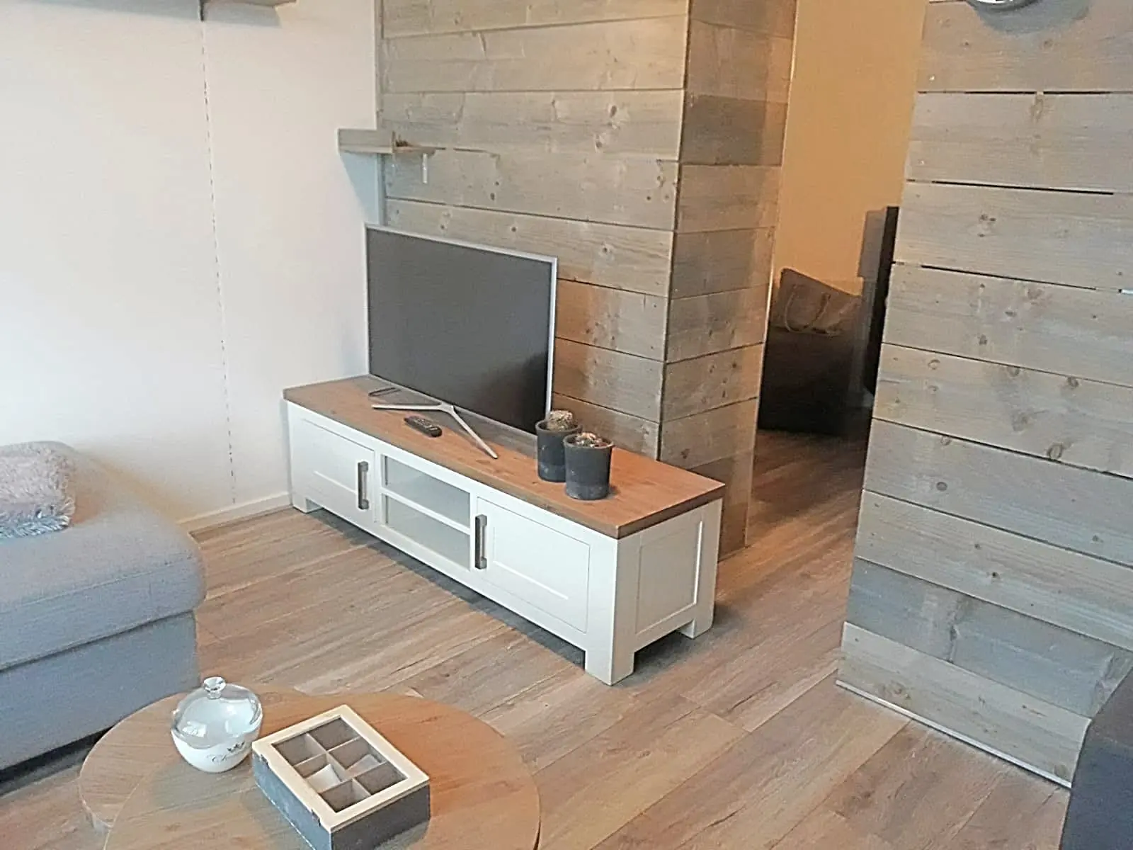 Image 2 of 7