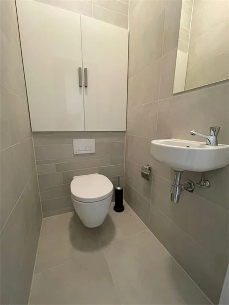 Image 4 of 4
