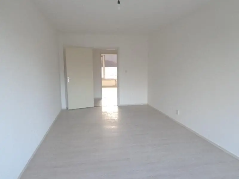 Image 4 of 12
