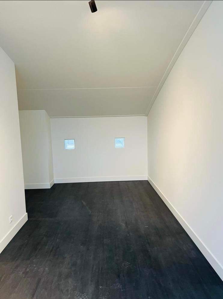 Image 2 of 7