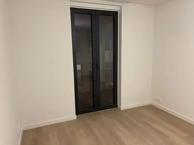 Image 4 of 10