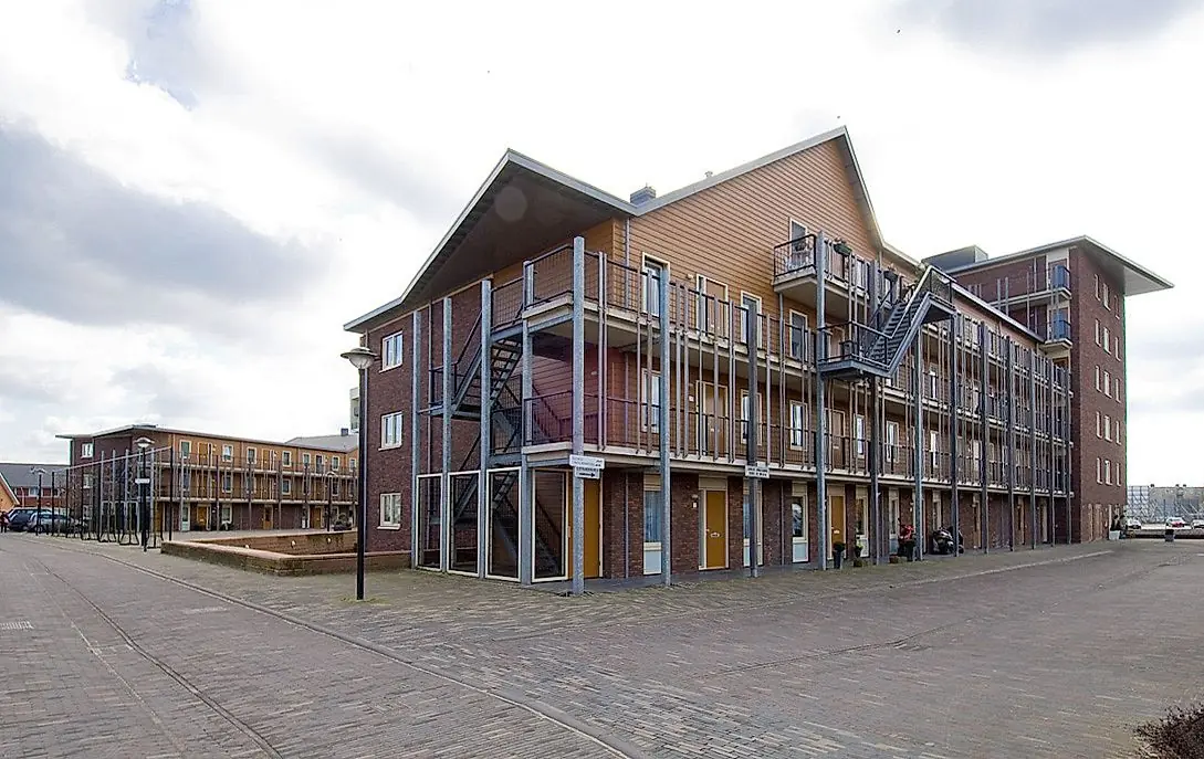 Image 2 of 8