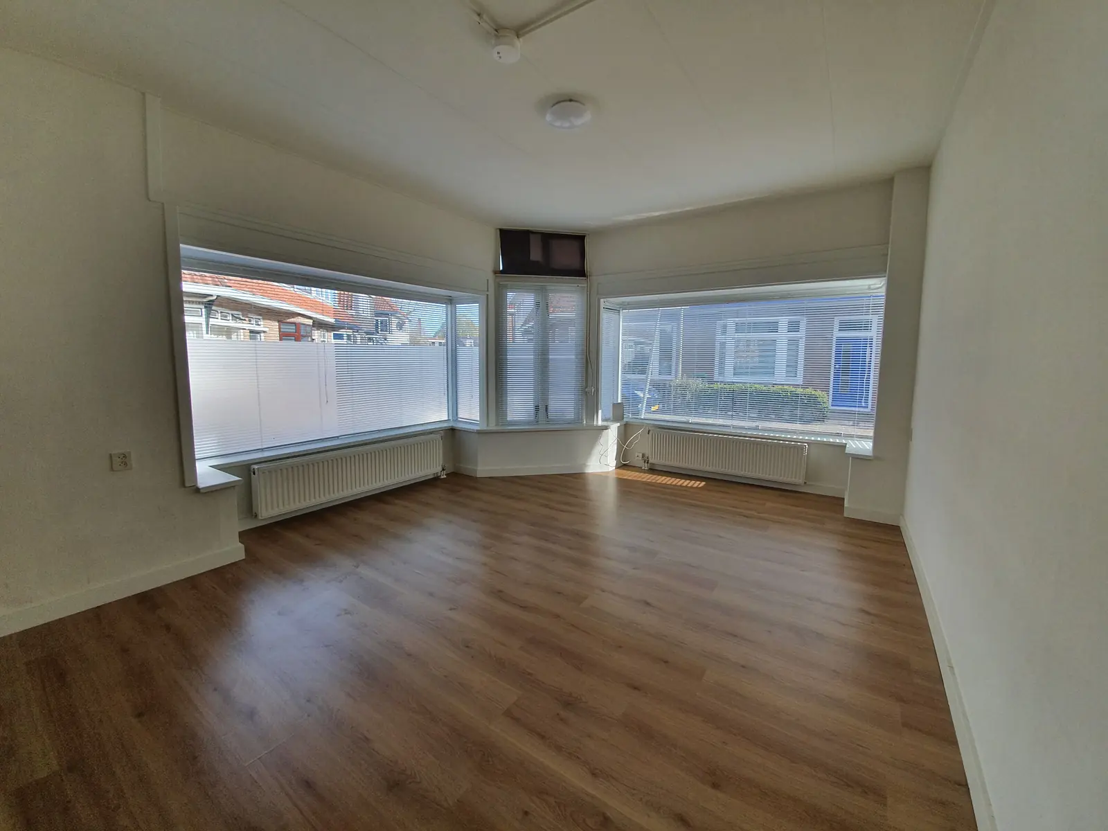 Image 2 of 6