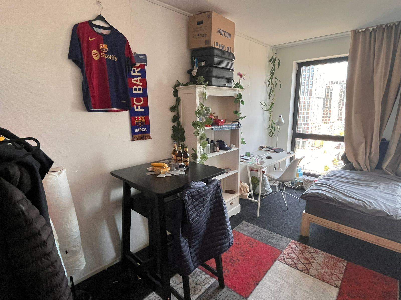 Image 2 of 8