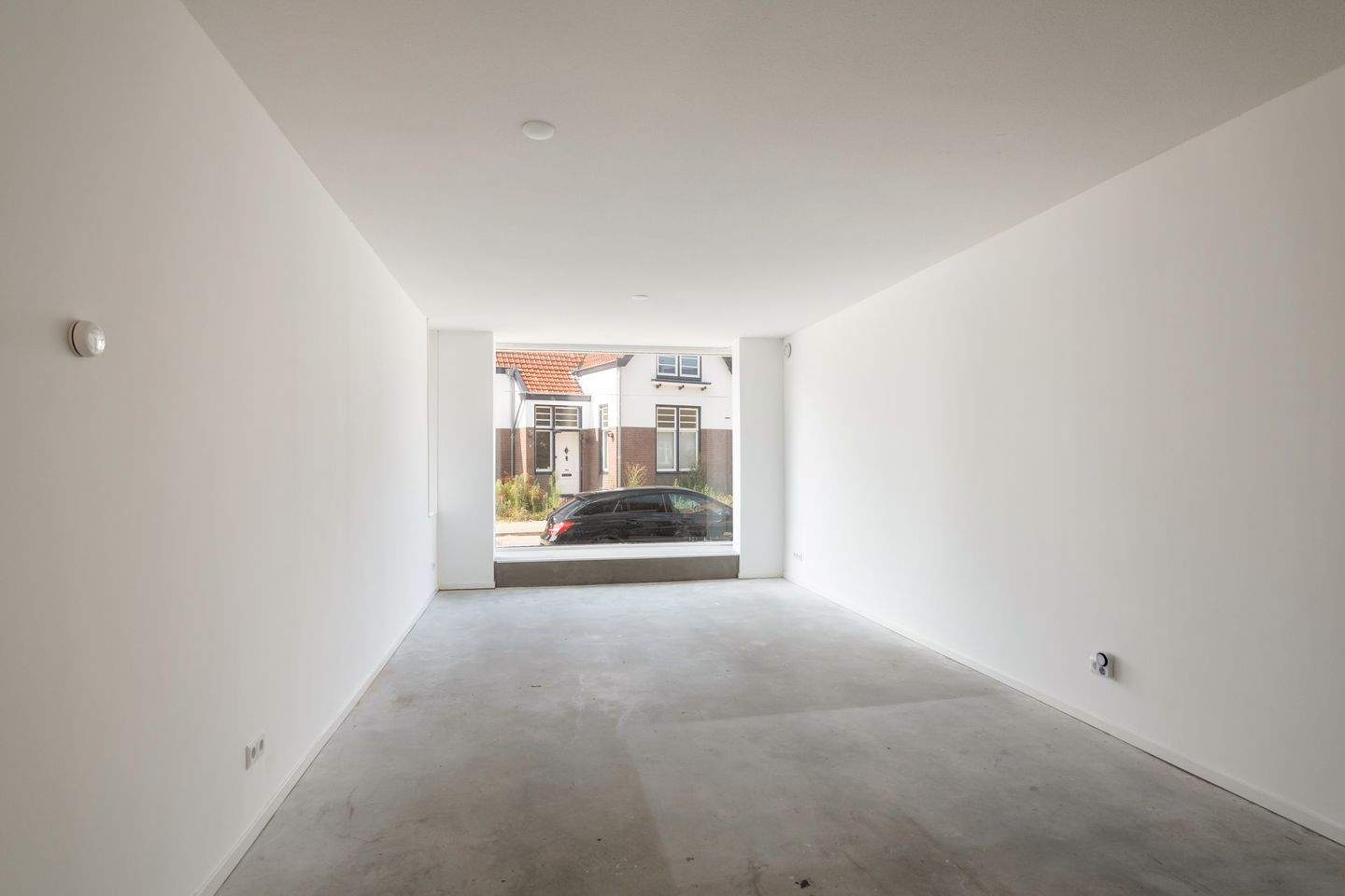 Image 4 of 32