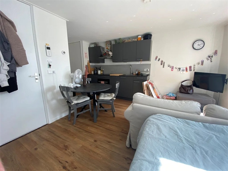 Image 4 of 8