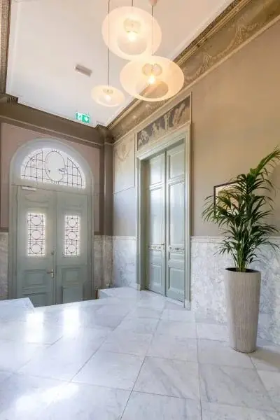 Image 4 of 19