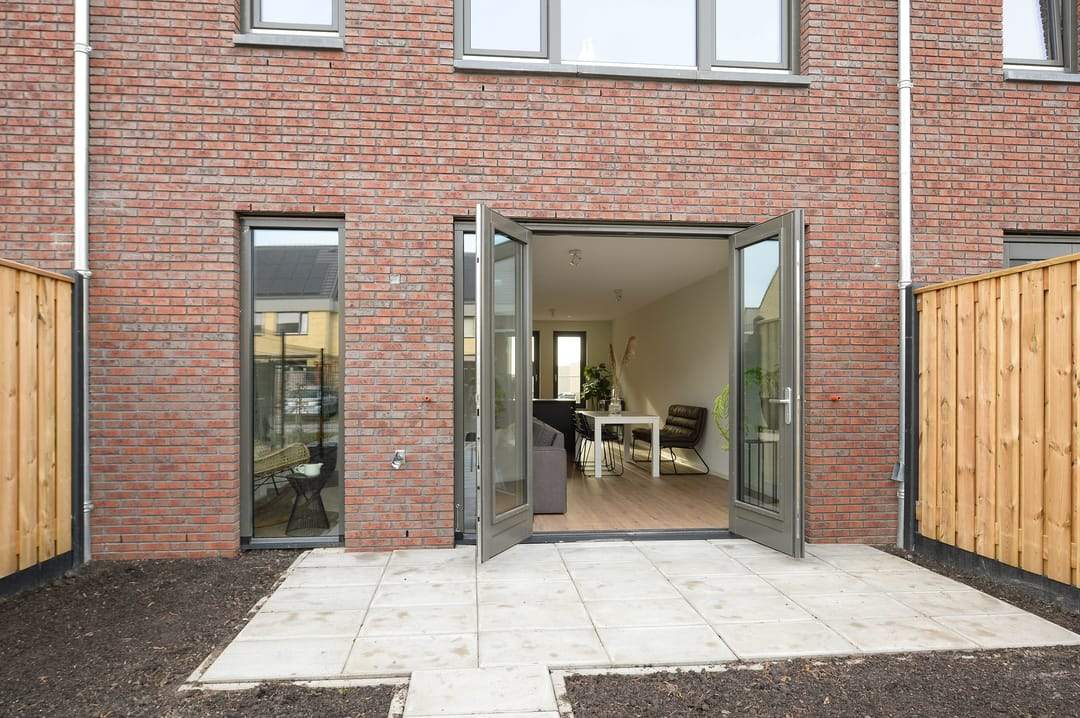 Image 2 of 6