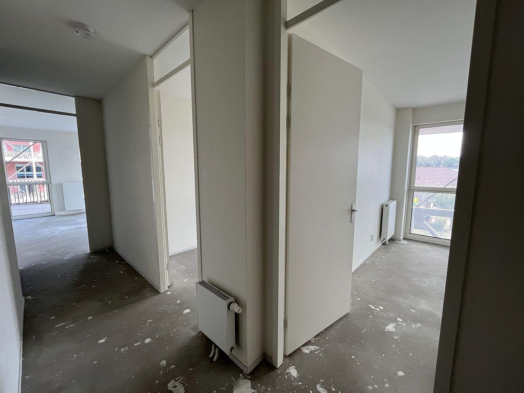 Image 2 of 8