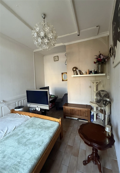 Image 4 of 6