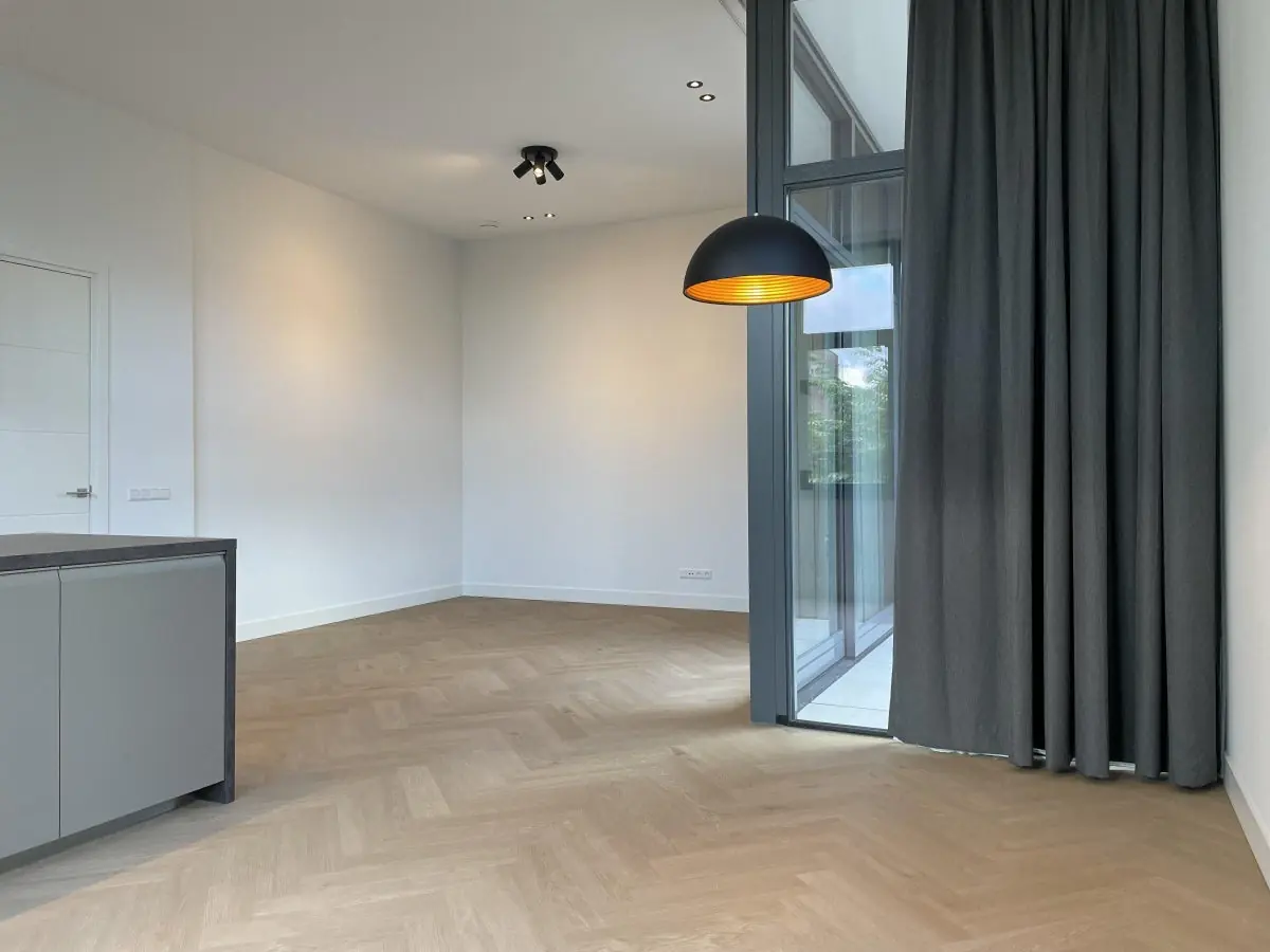 Image 10 of 27