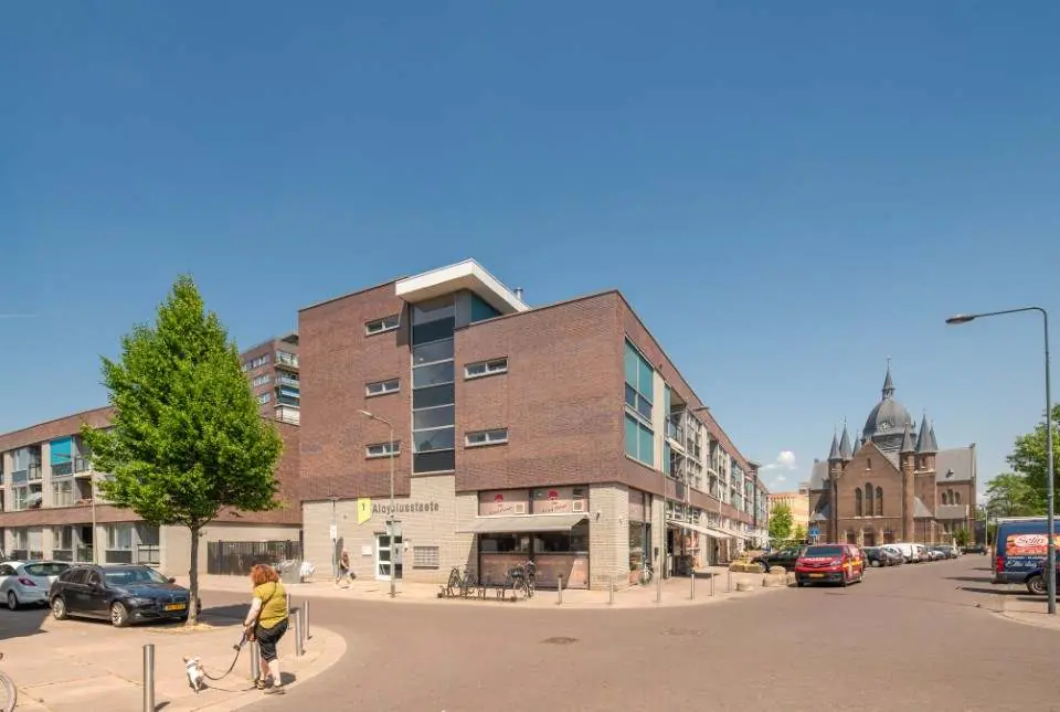 Image 4 of 5