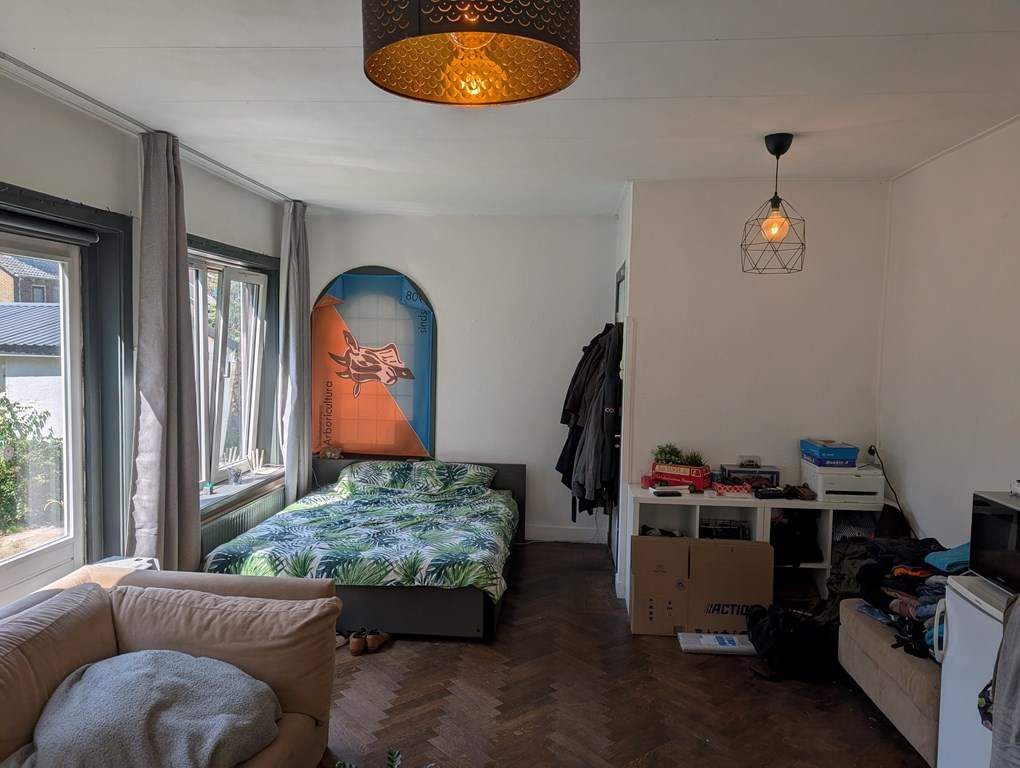 Image 4 of 9
