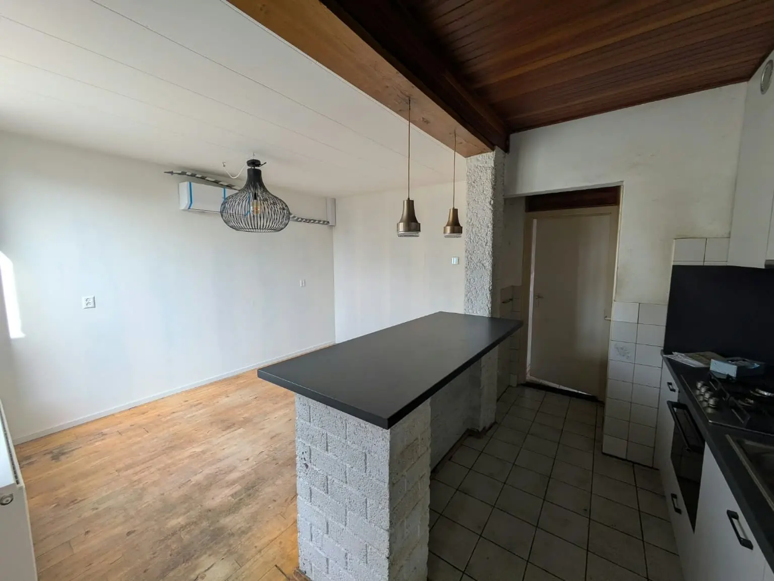 Image 2 of 8