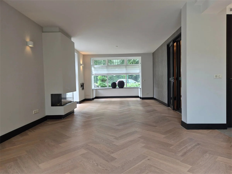 Image 4 of 7
