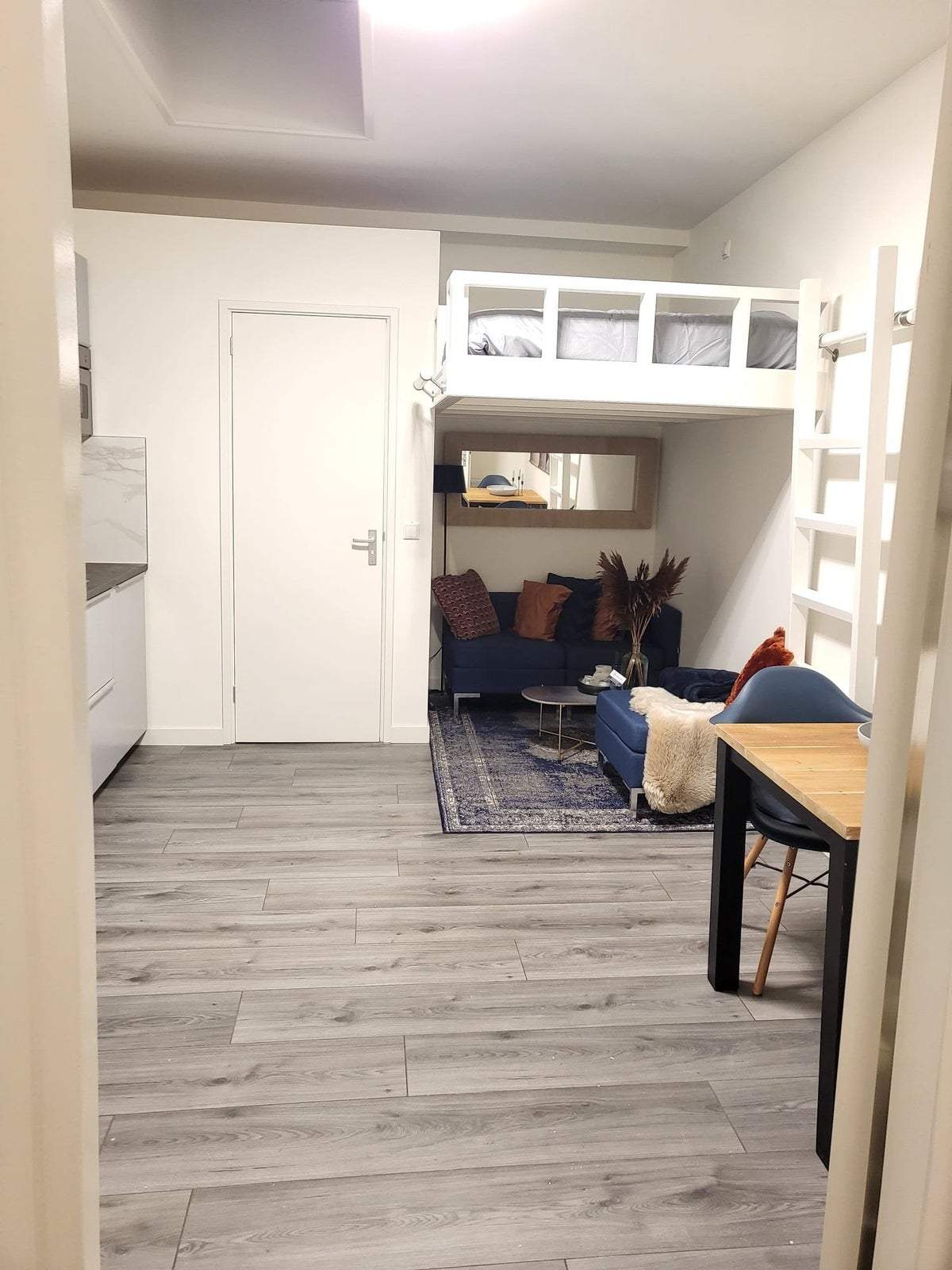Image 2 of 21