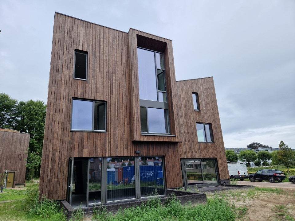 Image 2 of 20