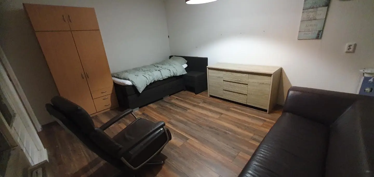 Image 4 of 8
